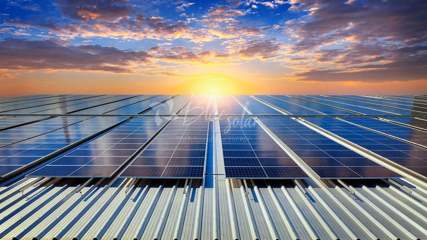 paneles-solares-techo-celula-solar_335224-1324 paneles-solares-techo-celula-solar_335224-1324